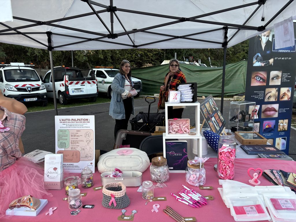 Stand exposant des goodies dans le cadre de la lutte contre le cancer du sein.