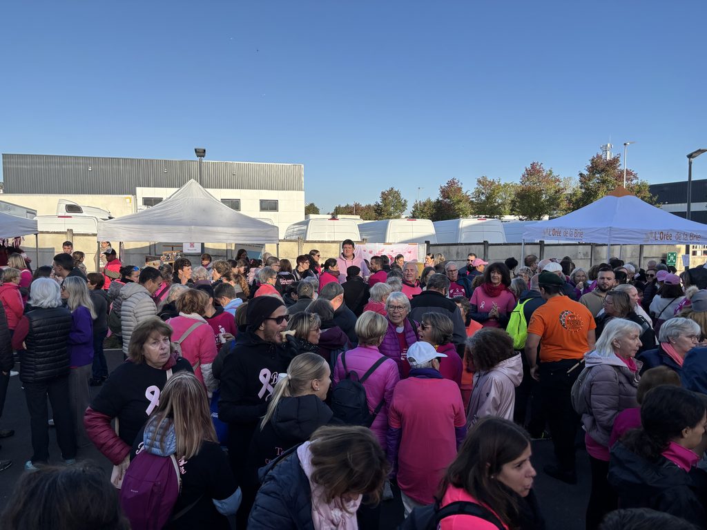 Plusieurs dizaines de personnes dans la cour de la CCOB pour Octobre rose.