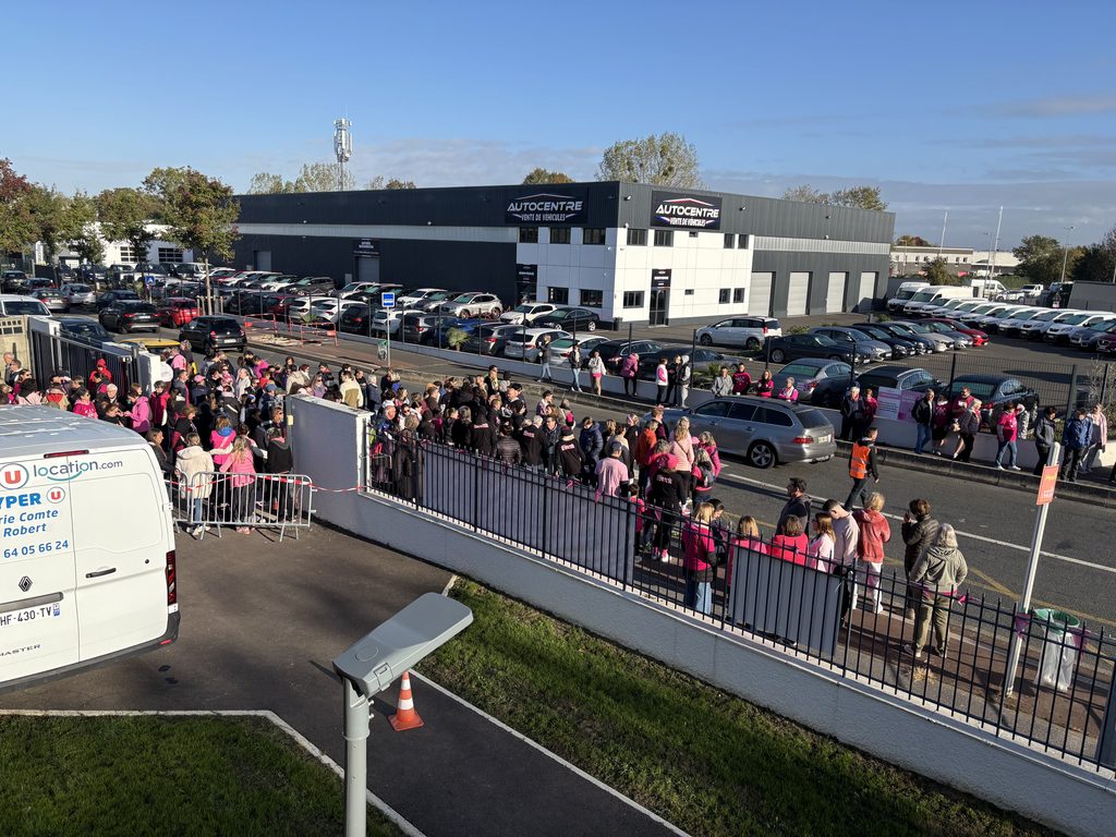 Départ de la marche rose à l'occasion d'octobre rose.