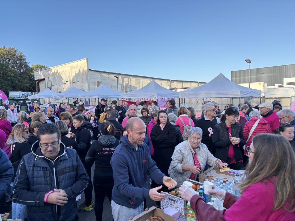 Regroupement de personnes dans la cour de l'Orée de la brie à l'occasion du village rose