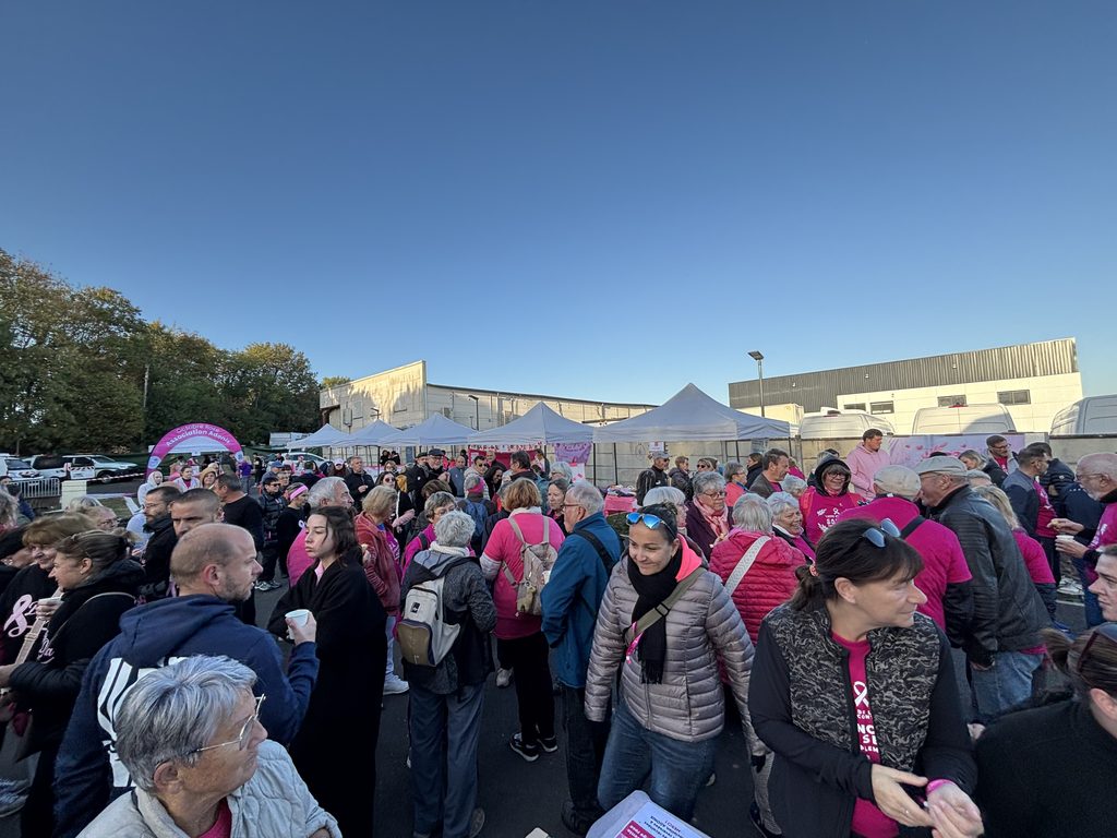 Autre photo regroupant des personnes dans la cour de l'Orée de la brie à l'occasion du village rose